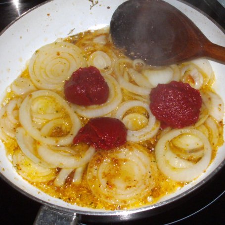 Krok 3 - smażona flądra w pomidorach z cebulą... foto