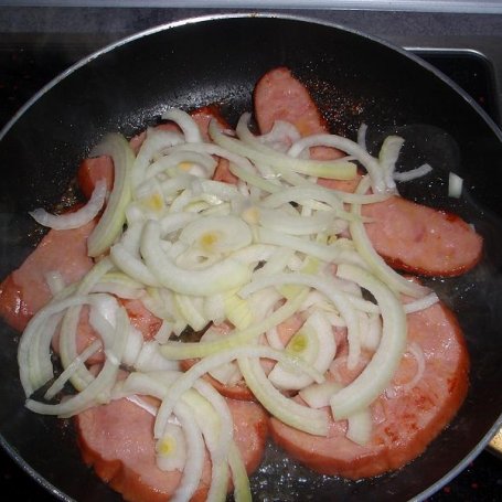 Krok 1 - Smażona kiełbasa z cebulą do ziemniaków foto