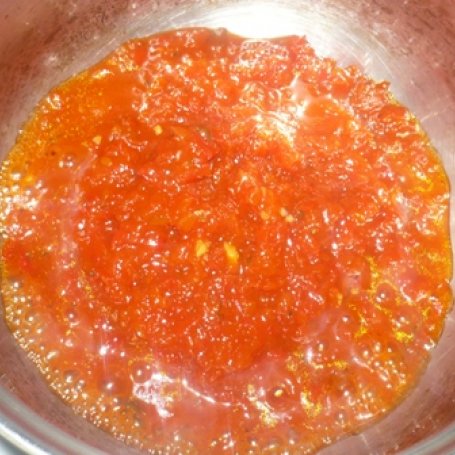 Krok 1 - smażona kiełbasa z sosem i serem foto