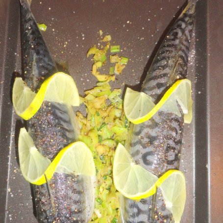 Krok 5 - Smażona makrela z cukinią, porem i pesto foto