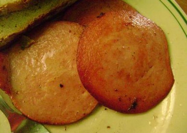 Fotografia przedstawiająca smażona mortadela z keczupem