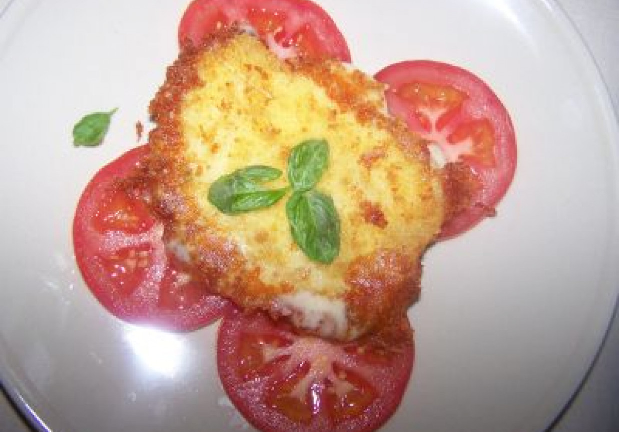 Smażona mozzarella z pomidorami foto