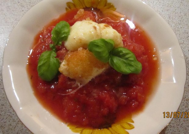 Fotografia przedstawiająca Smażona mozzzarella w duszonych pomidorach