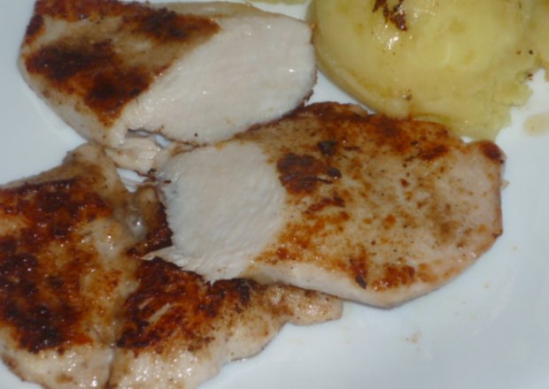 Fotografia przedstawiająca Smażona pierś z kurczaka w panierce  z zupy grzybowej w proszku