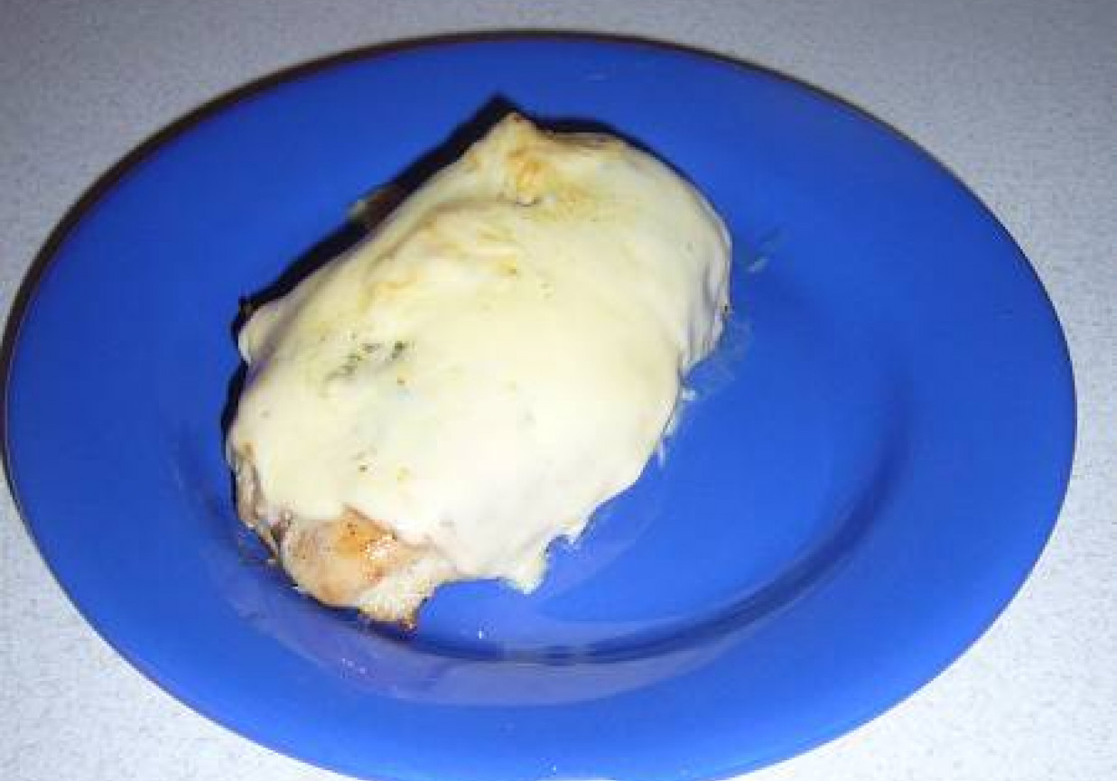Smażona pierś z kurczaka z wędliną i żółtym serem. foto