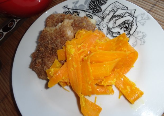 Fotografia przedstawiająca Smażona ryba z makaronem z marchewki