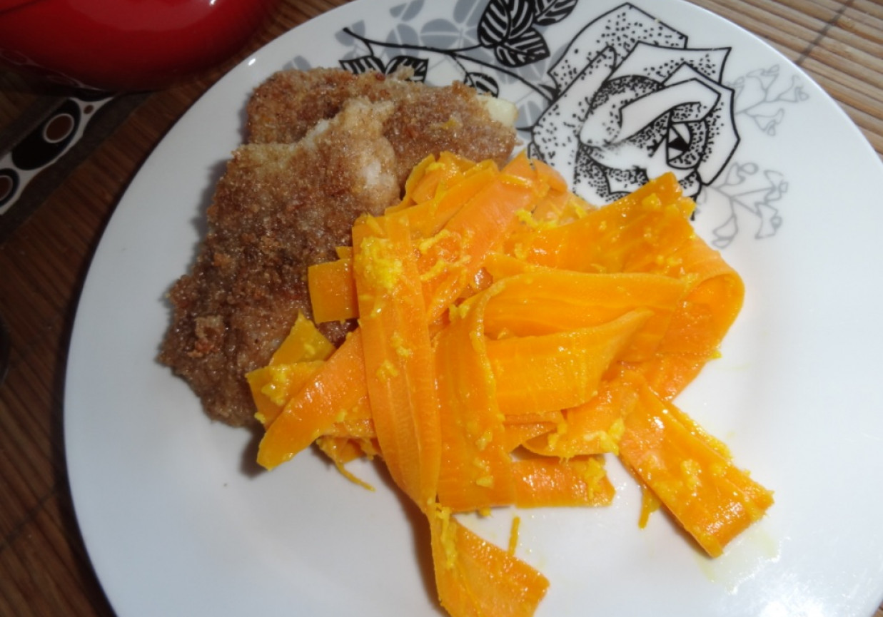 Smażona ryba z makaronem z marchewki foto