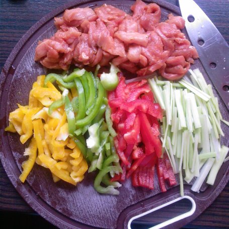 Krok 1 - Smażona wieprzowina z warzywami i makaronem chińskim foto