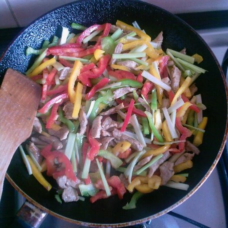 Krok 2 - Smażona wieprzowina z warzywami i makaronem chińskim foto
