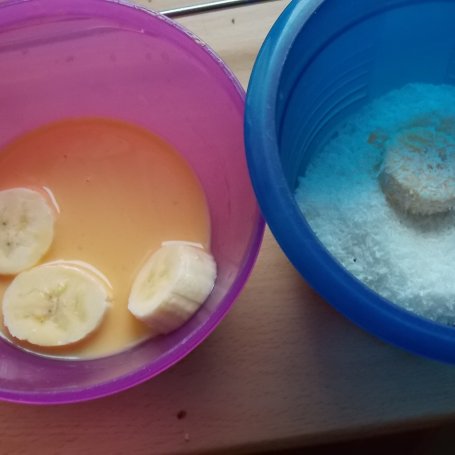 Krok 2 - Smażone banany w wiórkach kokosowych foto