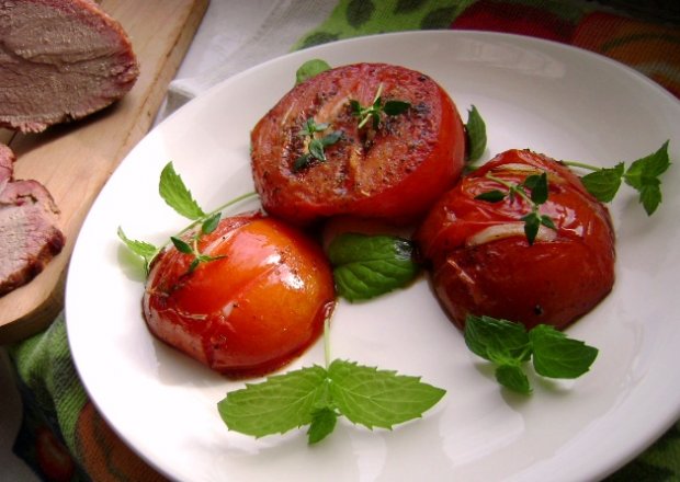 Fotografia przedstawiająca Smażone czerwone pomidory