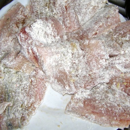 Krok 2 - smażone filety śledziowe w zalewie słodko kwaśnej z papryką... foto