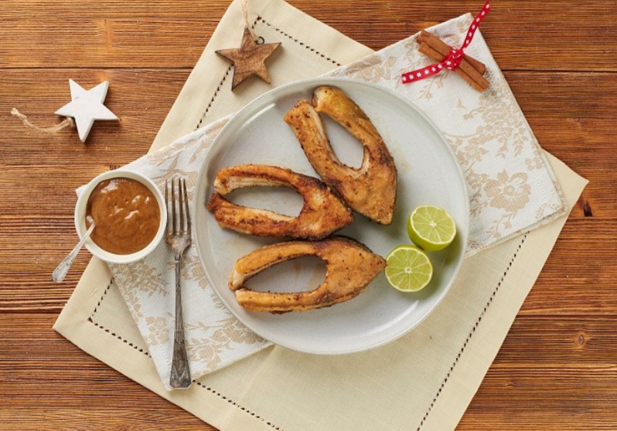 Smażone filety z karpia z sosem musztardowo-korzennym.*. foto