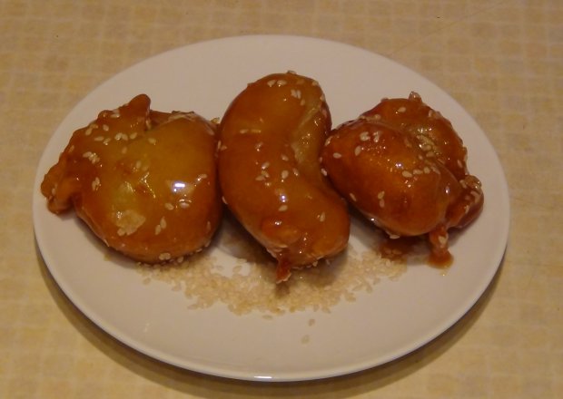 Fotografia przedstawiająca Smażone jabłka w sezamowym karmelu