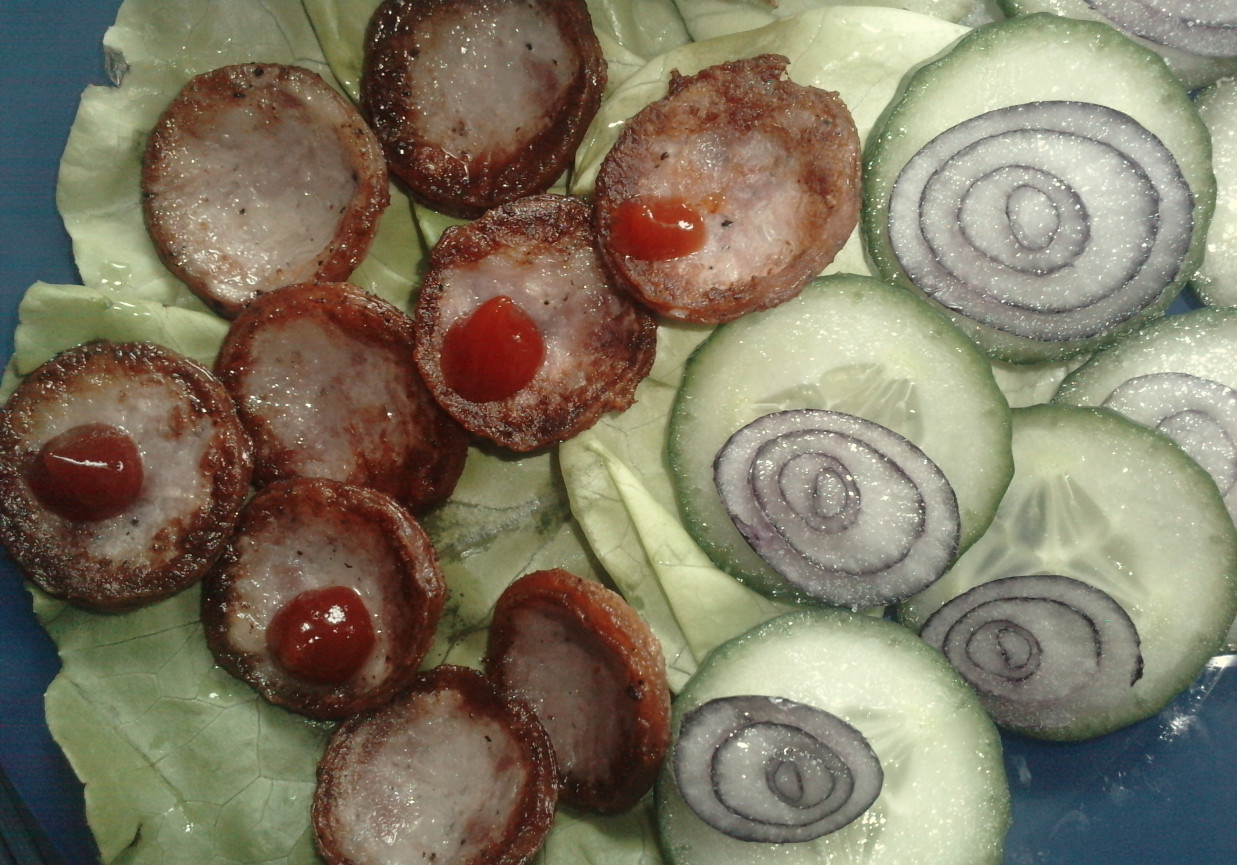 Smażone kiełbaski z warzywami foto
