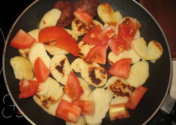 Fotografia przedstawiająca Smazone kluski sląskie z pomidorem