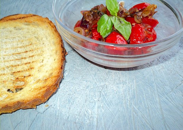 Fotografia przedstawiająca Smażone pomidorki z miodem, bazylią i cebulą