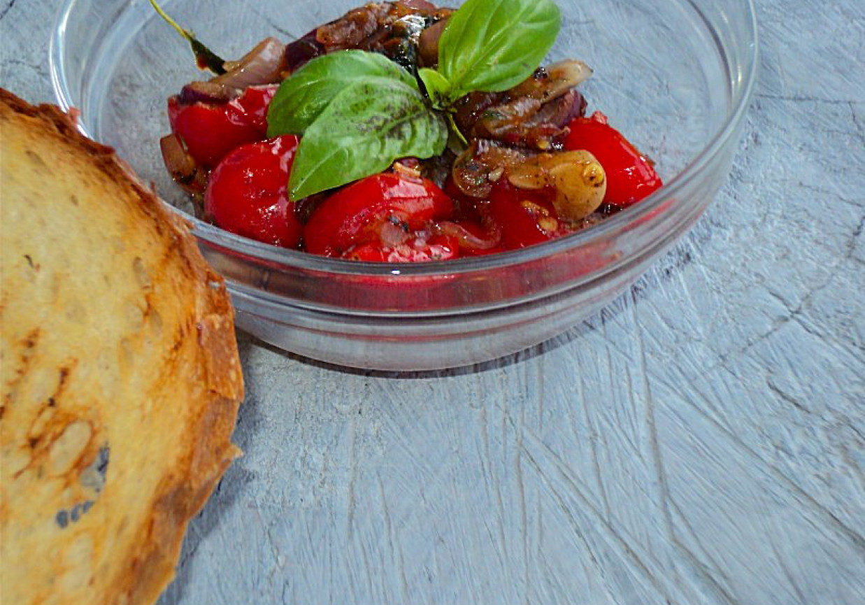 Smażone pomidorki z miodem, bazylią i cebulą  foto