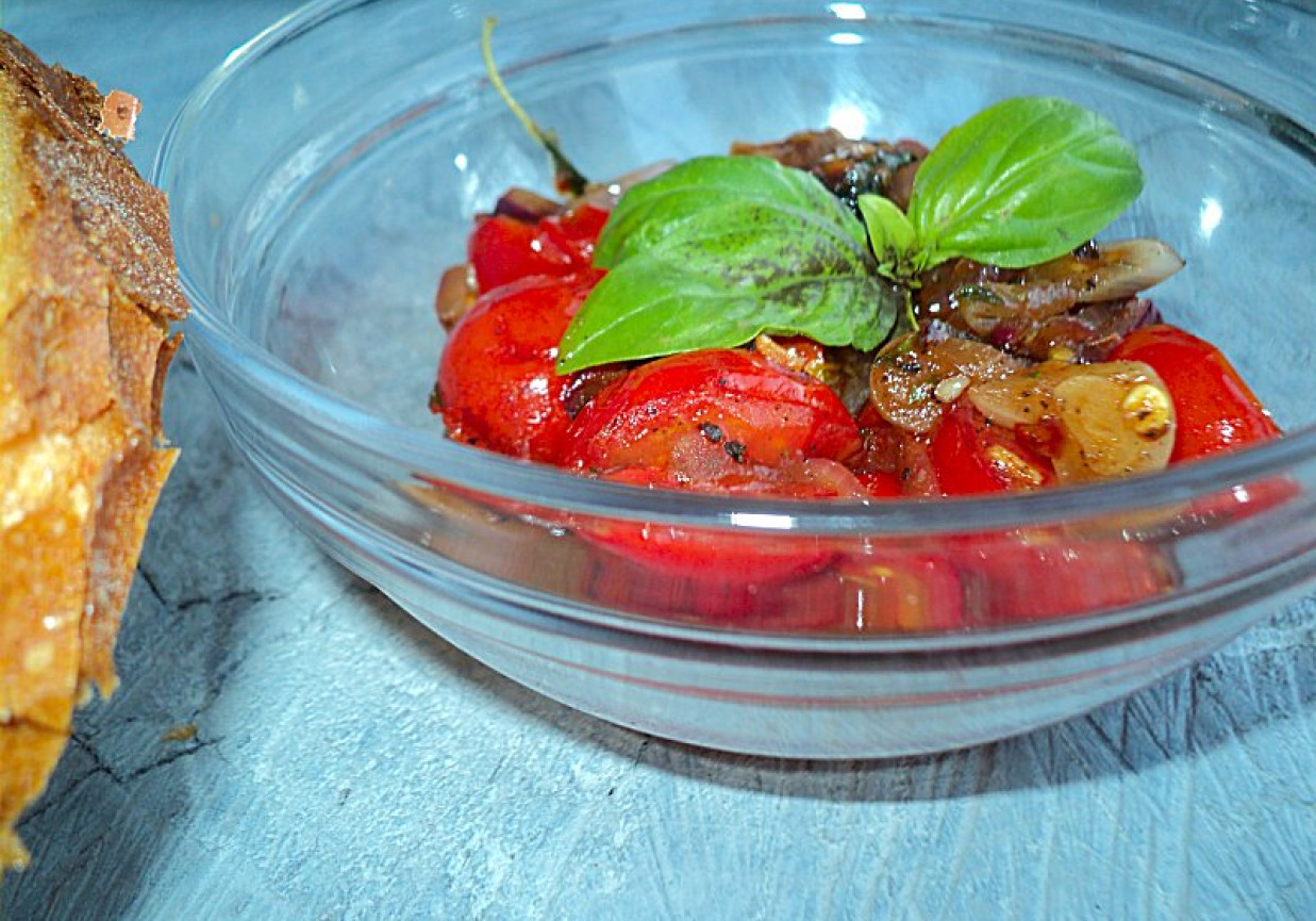 Smażone pomidorki z miodem, bazylią i cebulą  foto