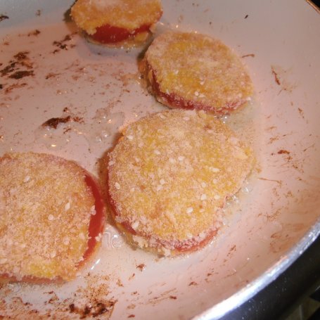 Krok 2 - Smażone pomidory z chipsami z boczku foto