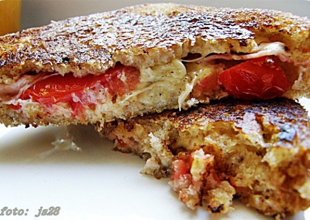Fotografia przedstawiająca Smażone sandwicze z bekonem i pomidorami