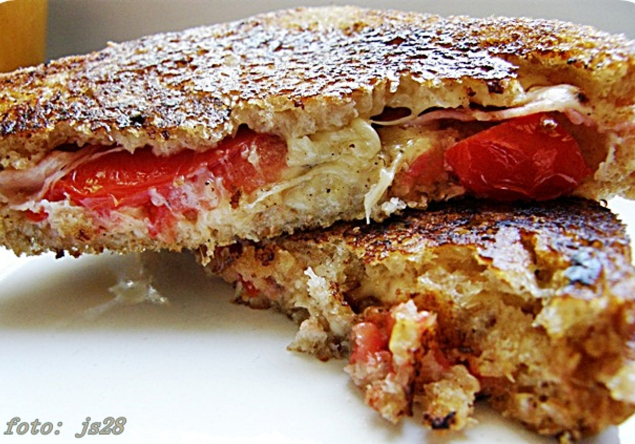Smażone sandwicze z bekonem i pomidorami foto