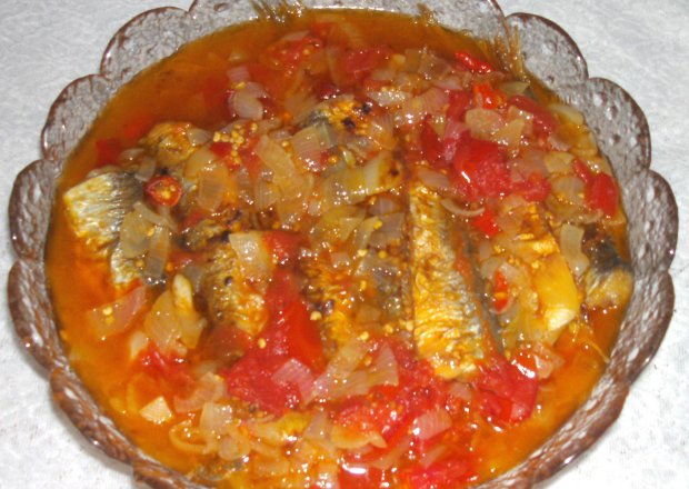 Fotografia przedstawiająca smażone śledzie w sosie pomidorowo-cebulowym na ostro...