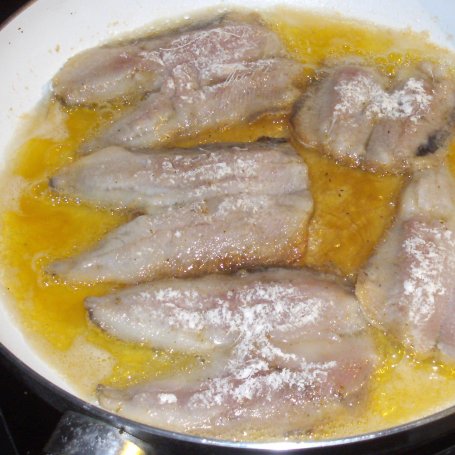 Krok 2 - smażone świeże filety śledziowe w zalewie słodko-kwaśnej foto