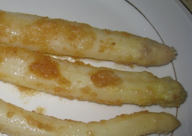 Fotografia przedstawiająca Smażone szparagi z masłem
