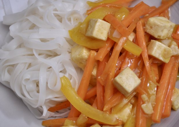 Fotografia przedstawiająca Smażone tofu z warzywami