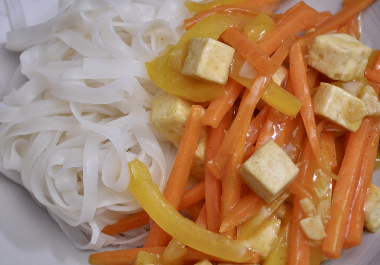 Smażone tofu z warzywami  foto