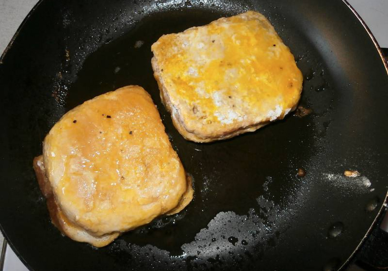 Smażone tosty z mozzarellą. foto