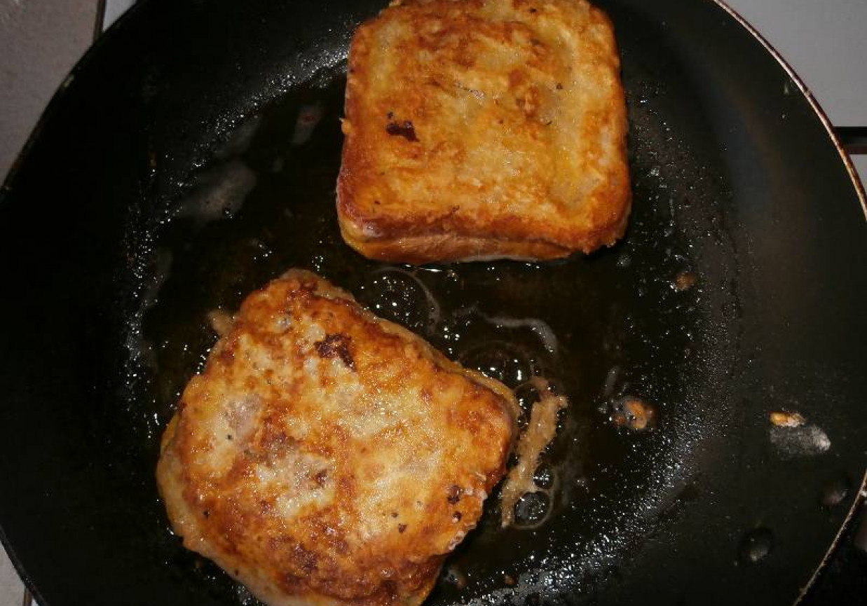 Smażone tosty z mozzarellą. foto