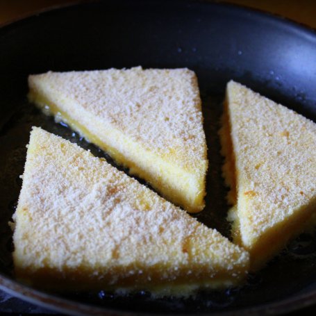 Krok 3 - Smażone trójkąty sera żółtego w panierce foto