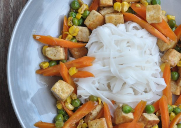 Fotografia przedstawiająca Smażone warzywa z tofu i makaronem ryżowym