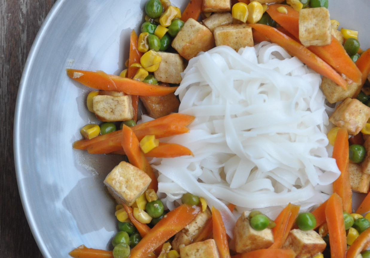 Smażone warzywa z tofu i makaronem ryżowym  foto