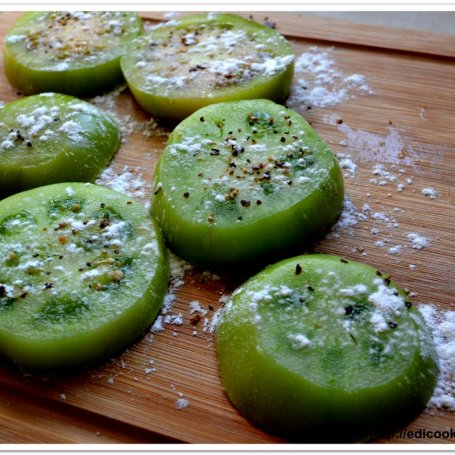 Krok 4 - Smażone zielone  pomidory z ziarnami. foto