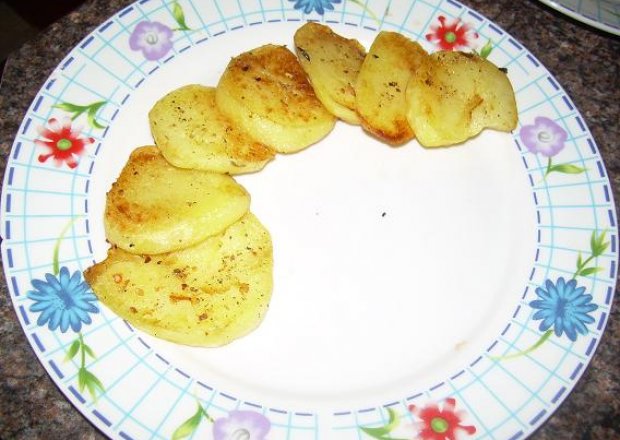 Fotografia przedstawiająca smażone ziemniaczki do obiadu