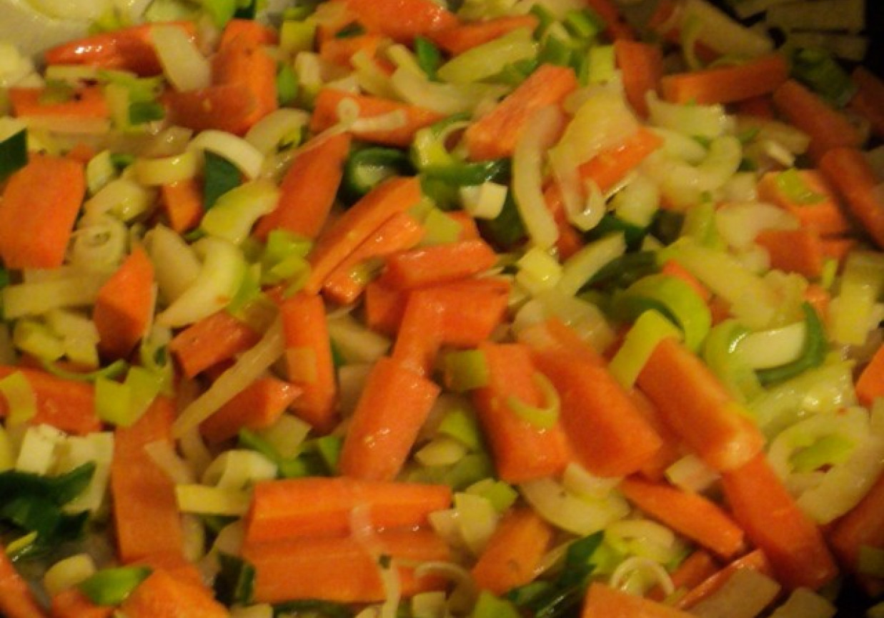 Smażone ziemniaczki z warzywami foto