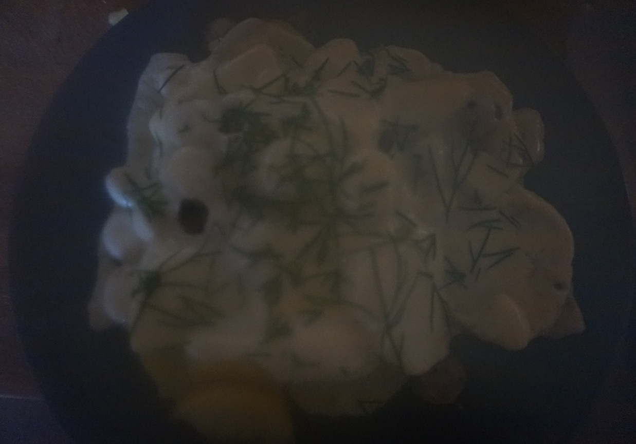 Smażone ziemniaki z białą kiełbasą pod kołderką z sera foto
