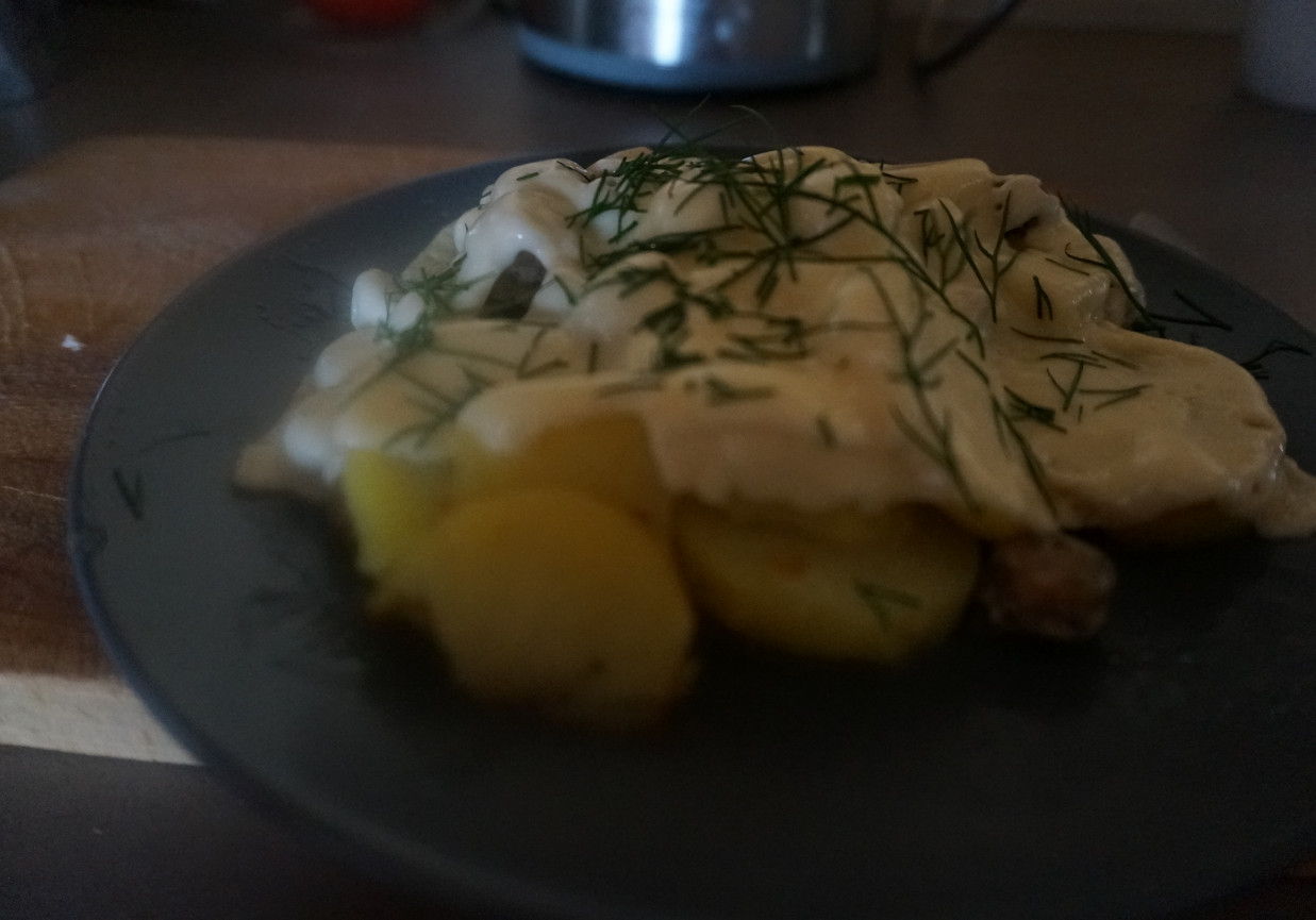 Smażone ziemniaki z białą kiełbasą pod kołderką z sera foto