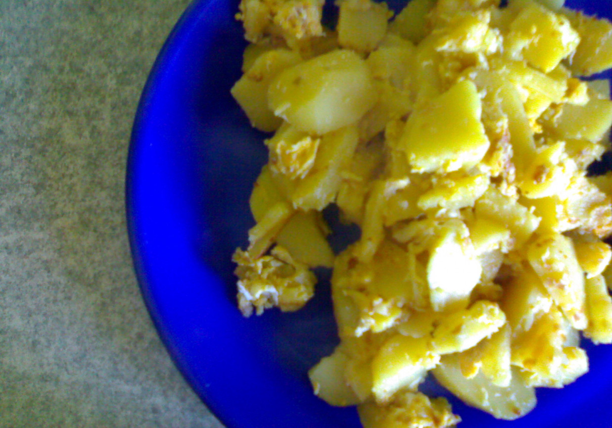 Smażone ziemniaki z jajkiem foto