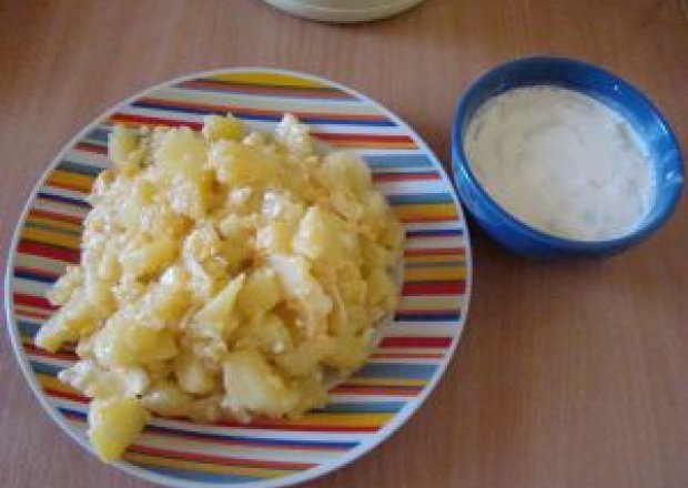 Fotografia przedstawiająca smażone ziemniaki z jajkiem