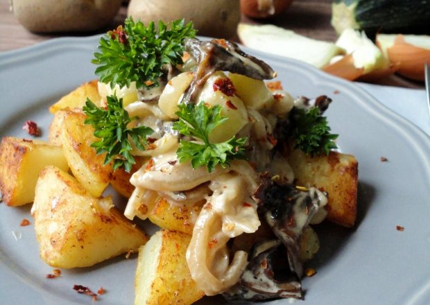 Fotografia przedstawiająca Smażone ziemniaki z kremowymi grzybami