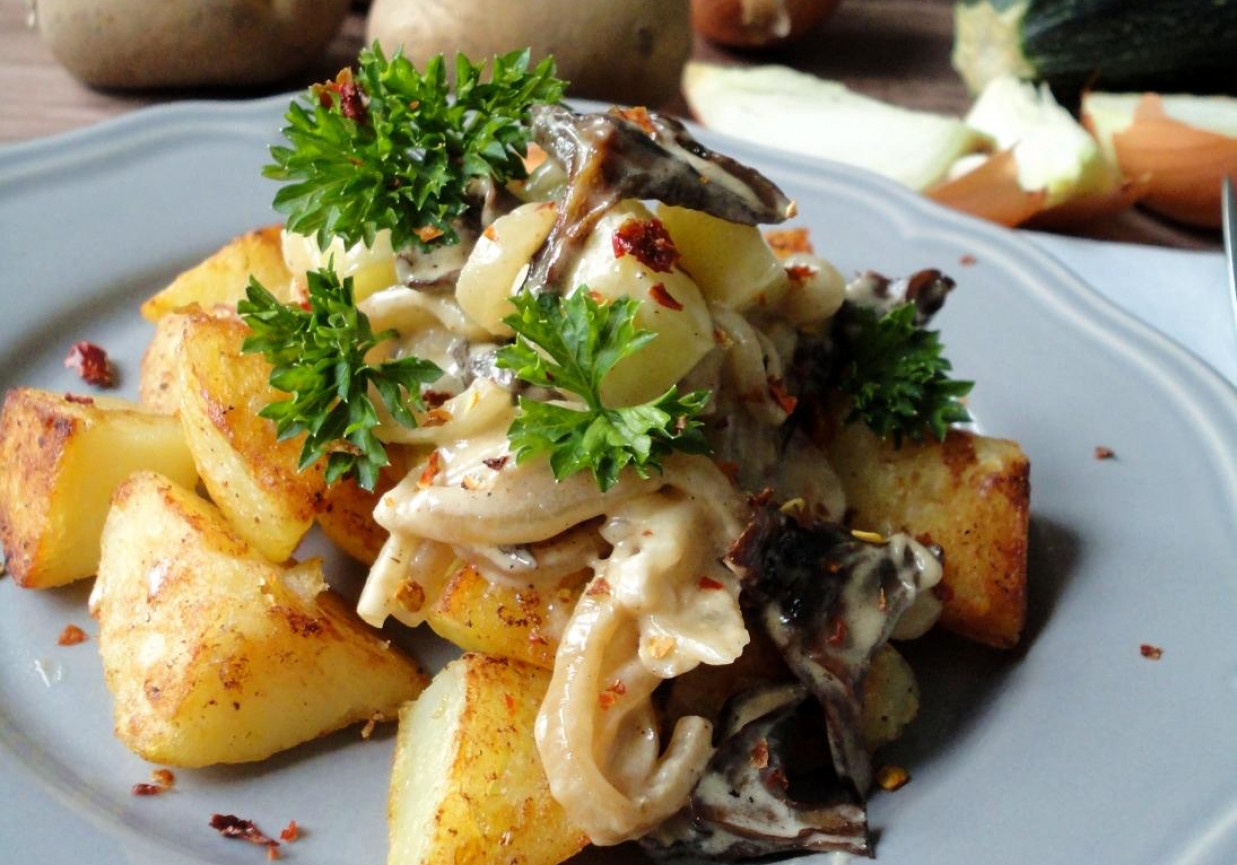 Smażone ziemniaki z kremowymi grzybami foto