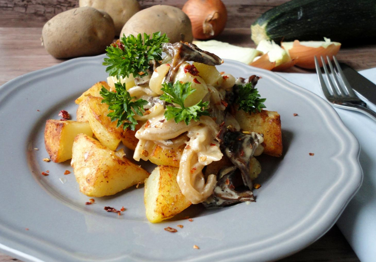 Smażone ziemniaki z kremowymi grzybami foto