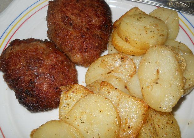 Fotografia przedstawiająca smazone ziemniaki z mielonymi