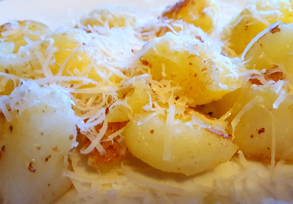 Smażone ziemniaki z parmezanem foto