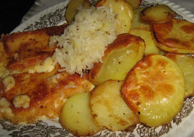 Fotografia przedstawiająca smażone ziemniaki z serem w panierce