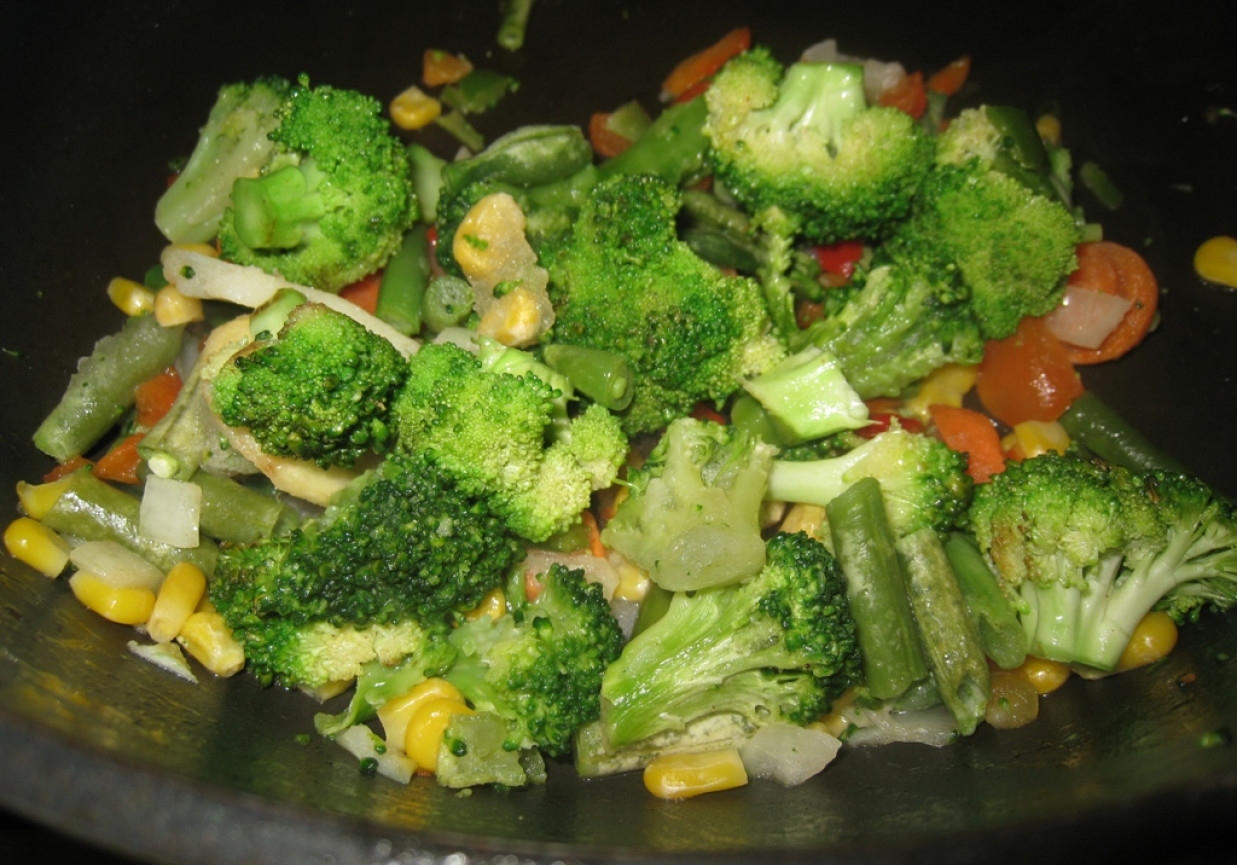 Smażony brokuł z fasolką i marchewką foto
